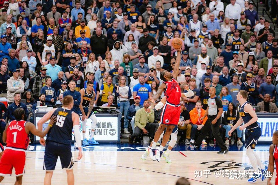 快船战胜凯尔特人，莱昂纳德关键时刻挺身而出