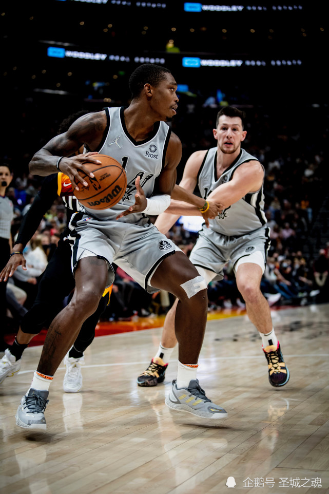 爵士挑战马刺,西部豪强激情对决火花四溅 爵士挑战马刺,西部豪强激情对决火花四溅