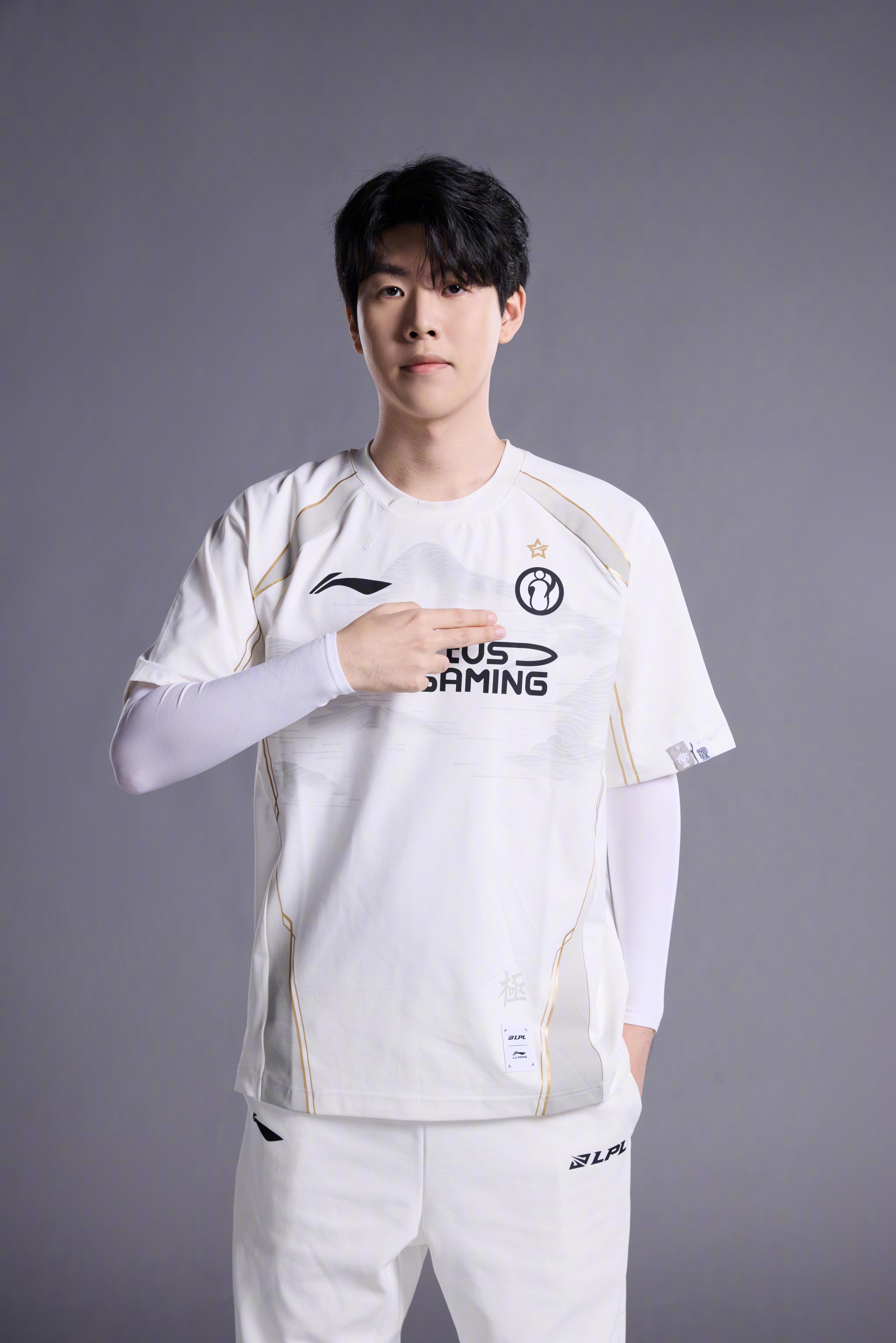 关于IG绝杀G2，JackeyLove关键团战开团秒人顶尖较量2025世界赛，让粉丝疯狂欢呼的信息